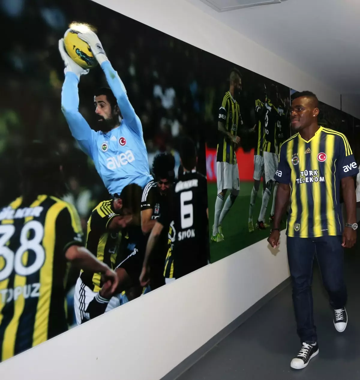 Fenerbahçe, Emenike ile 4 Yıllık Sözleşme İmzaladı