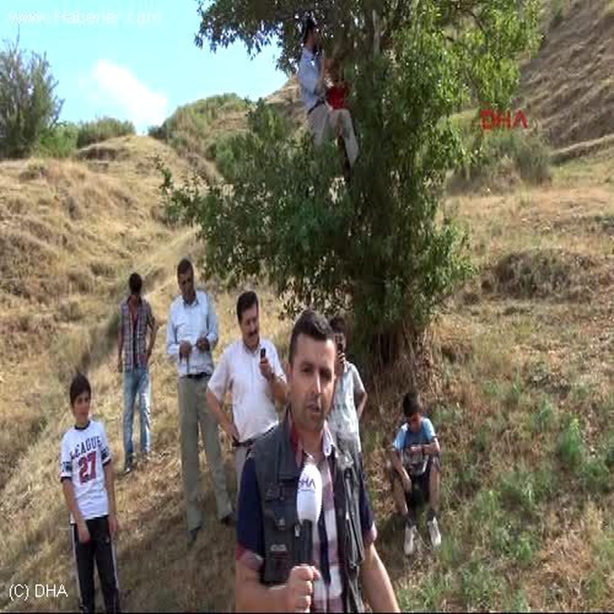 Hakkari Köylüler, Cep Telefonuyla Görüşmek İçin Tepeye Tırmanıyor