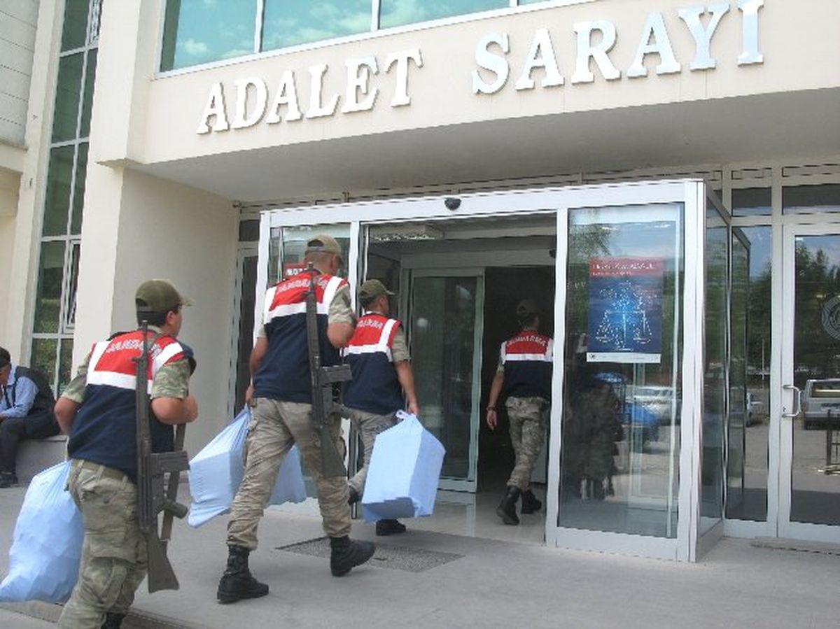 Hediyelik Şeker Kolisinde Kaçak Sigara