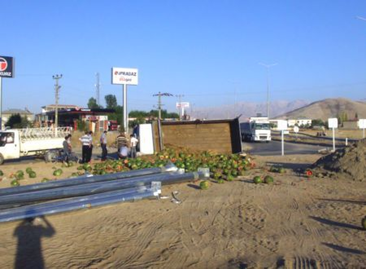 Karpuz Yüklü Kamyonet Devrildi: 1 Yaralı