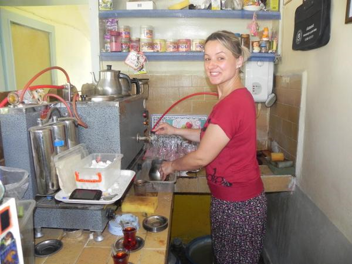 Kocasının İşlettiği Kahvede Ocakçılık Yapıyor