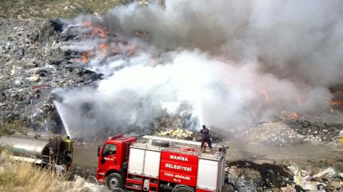 Manisa Şehir Çöplüğünde Yangın Çıktı