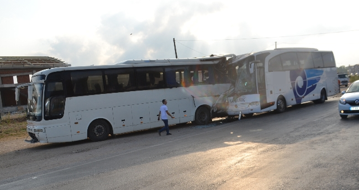 Otobüsler Çarpıştı: 24 Yaralı