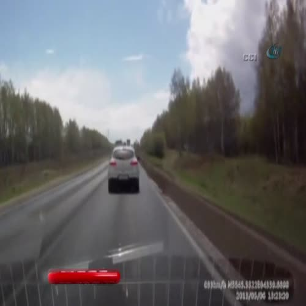 Rusya\'da Önündeki Kamyonu Sollarken Böyle Devrildi