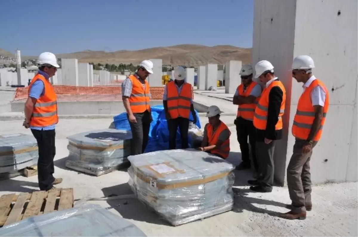 Sağlık Müdürü Acar, Hastane İnşaatında İncelemelerde Bulundu