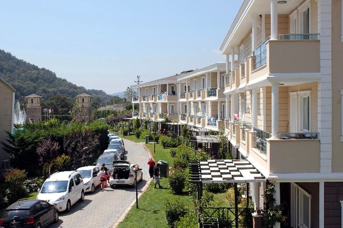 Tatilciler Termal Suda Serinledi