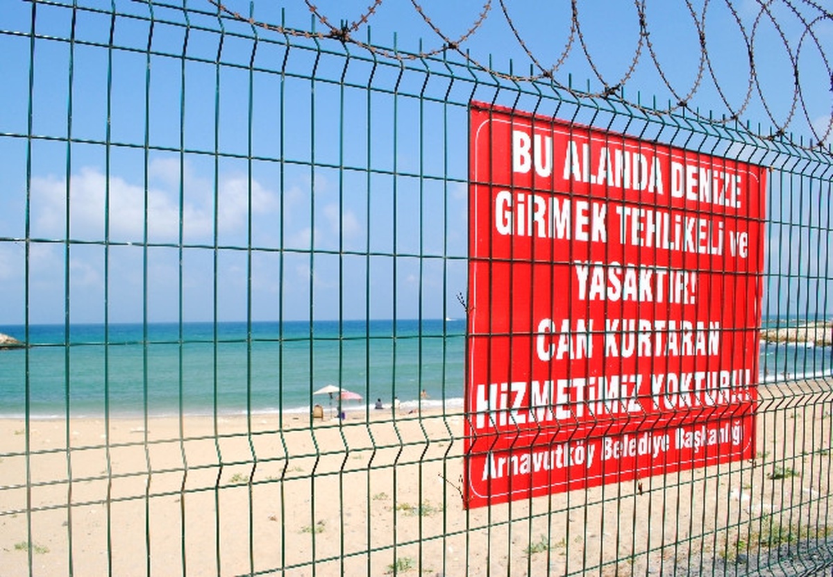 Tehlikeye Rağmen Yüzmekten Vazgeçmediler