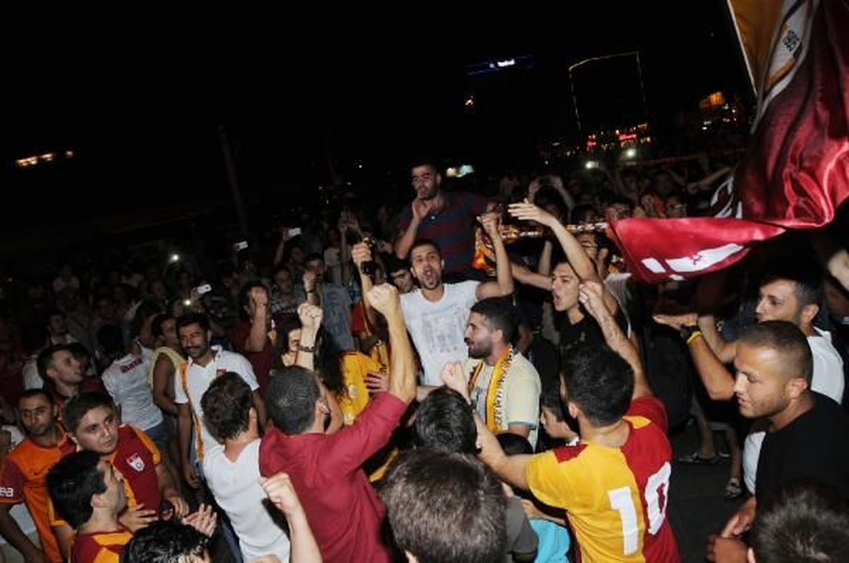 Galatasaray Taraftarı Süper Kupa Zaferini Kutladı