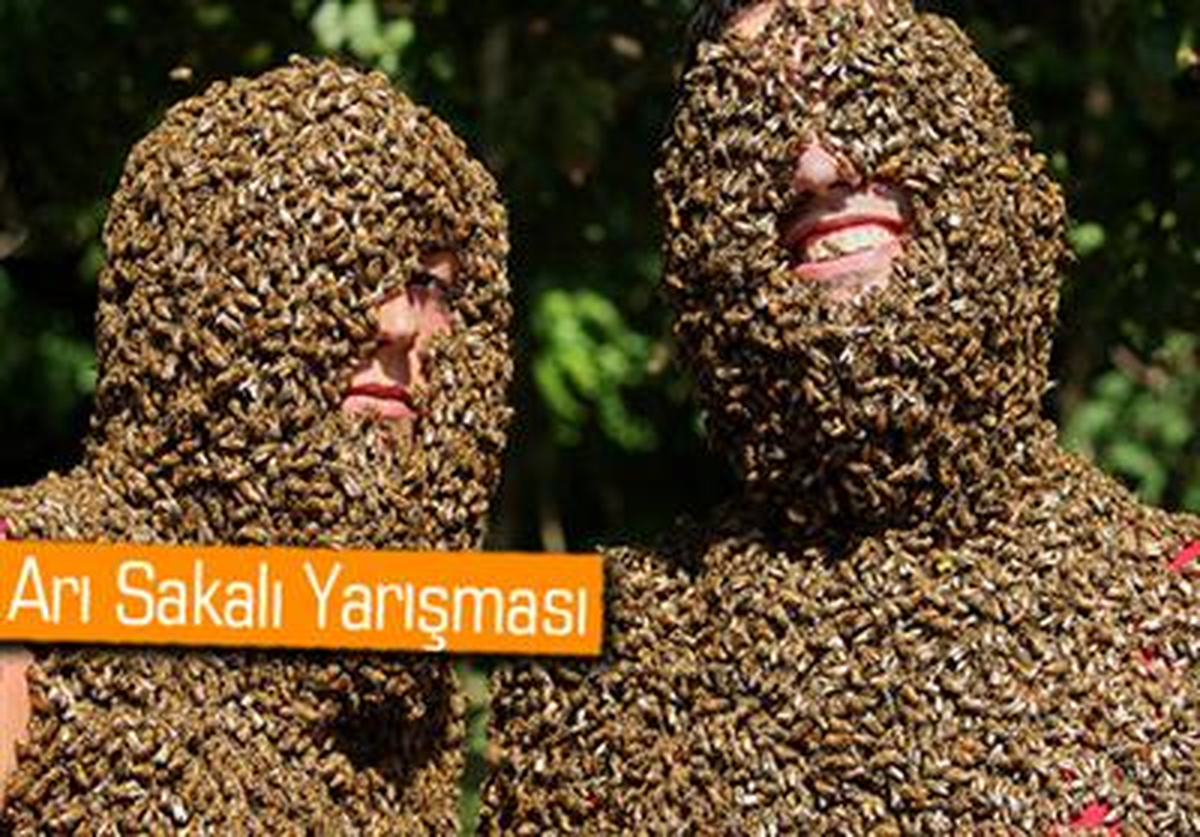 Vücutlarına 15 Bin Arı Kondu