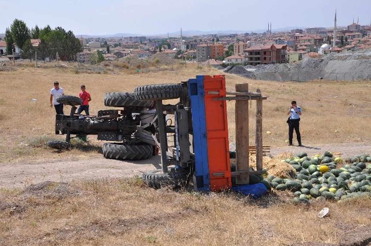 Yokuşu Çıkamayan Kavun Yüklü Traktör Devrildi: 2 Yaralı