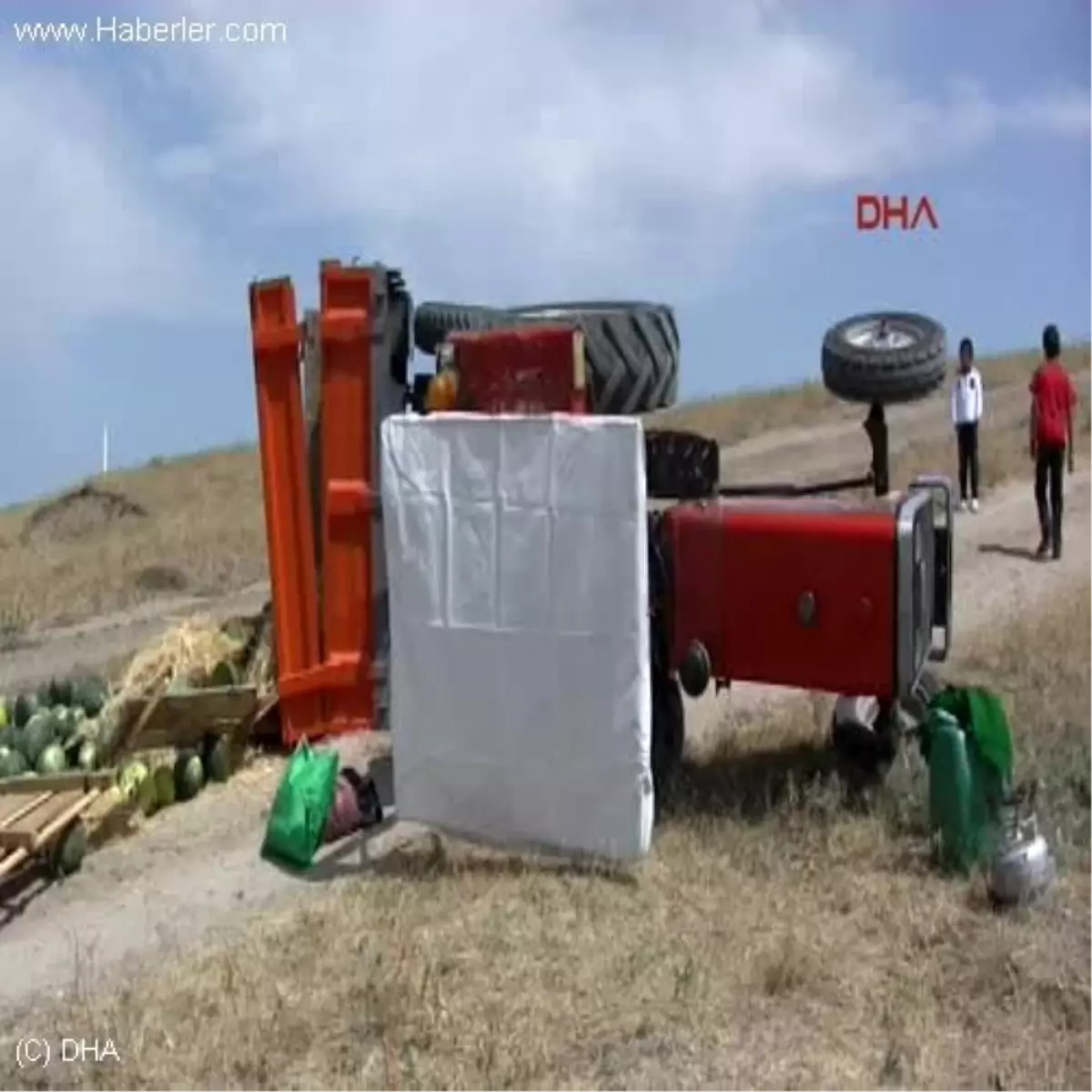 Yozgat Kavun Yüklü Traktör Devrildi 2 Yaralı