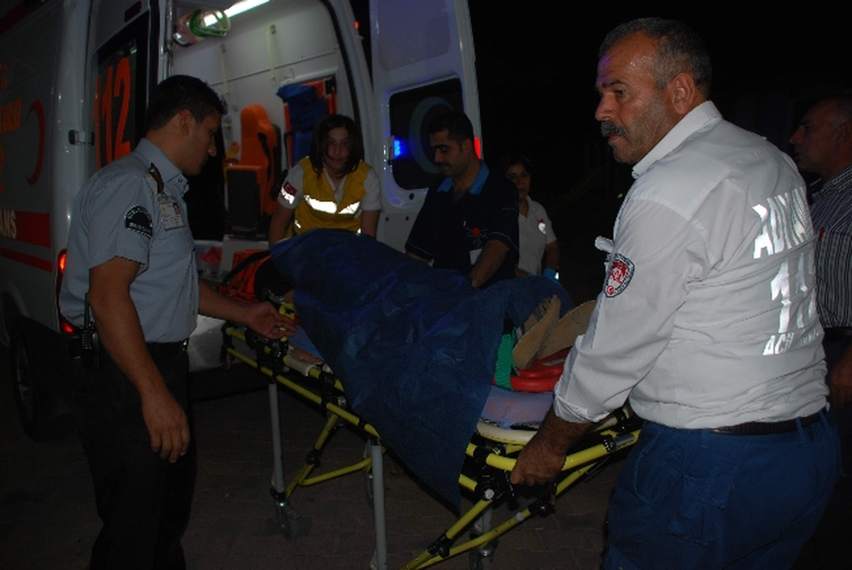 Adıyaman\'da, İki Otomobil Çarpıştı: 3 Yaralı
