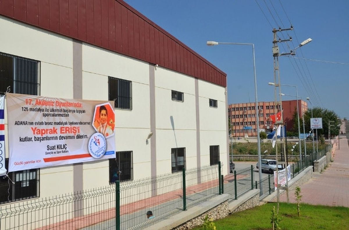 Akdeniz Oyunları Şampiyonlarına Afişli Onurlandırma