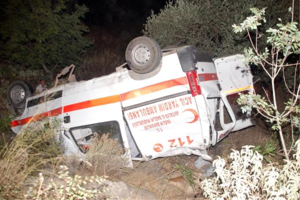 Antalya\'da Ambulans Şarampole Yuvarlandı: 3 Yaralı
