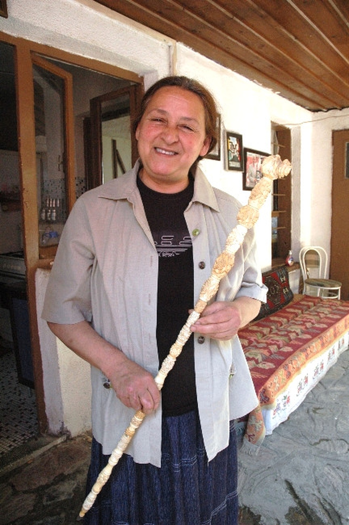 Asırlık Gül Motifli Asa Emin Ellerde