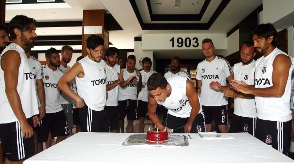 Beşiktaş\'ta Mustafa Pektemek\'in Doğum Günü Kutlandı