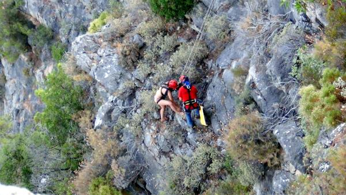Bikiniyle Kayalıkta Mahsur Kalan Genç Kızı Akut Kurtardı