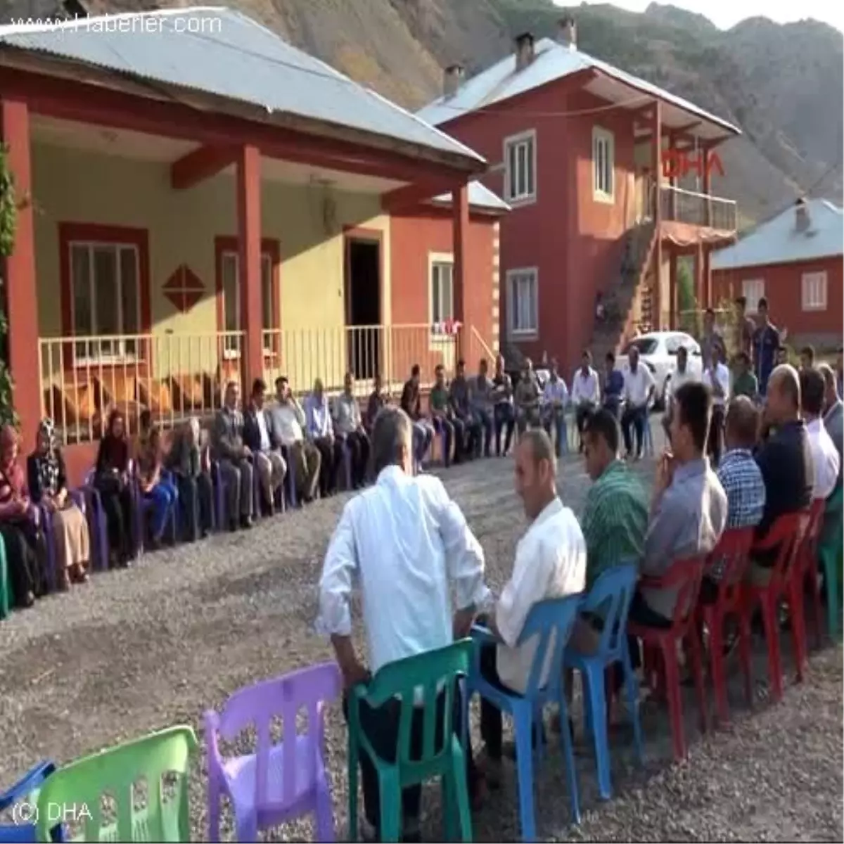 Hakkari BDP\'li Zozani Hakkari\'de Köylülere Öcalan\'ın Selamını İletti