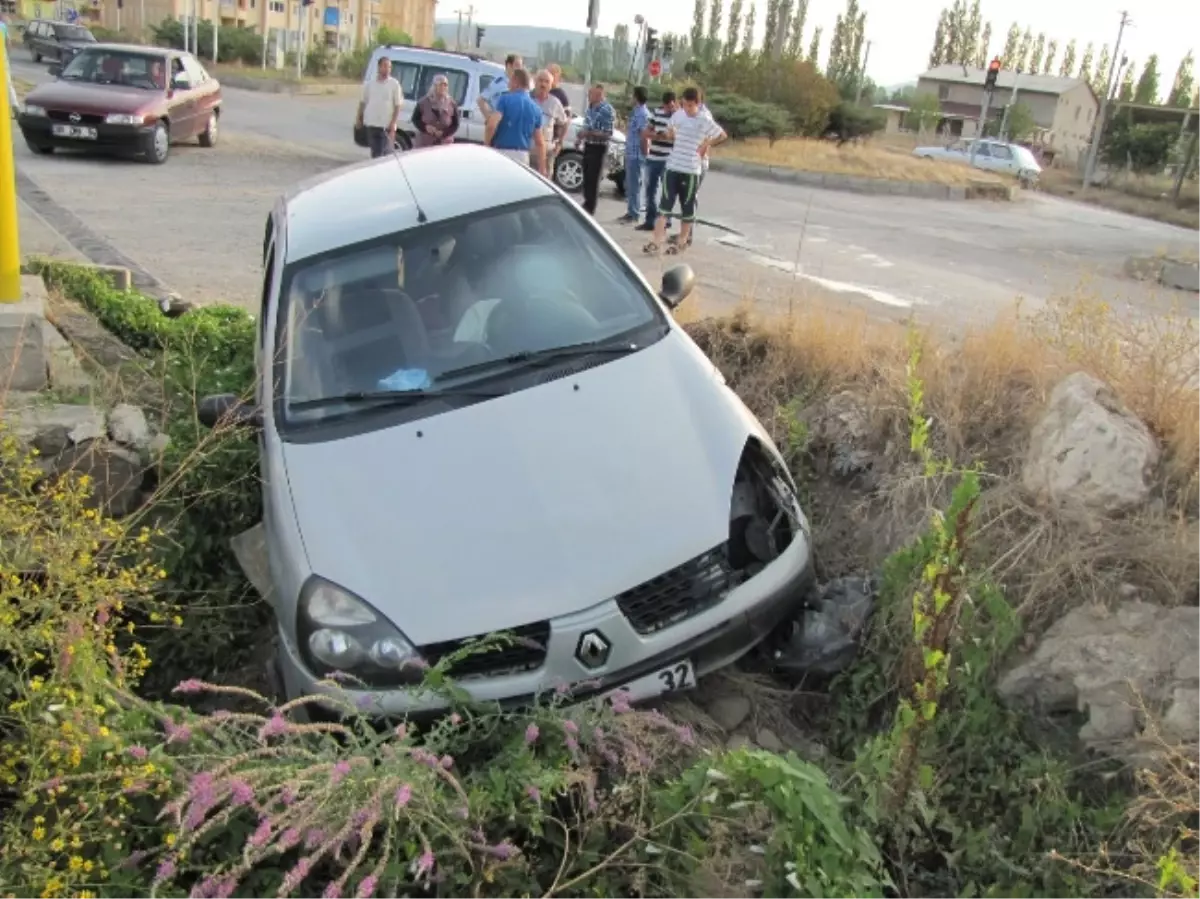 Kütahya\'da Maddi Hasarlı Trafik Kazası