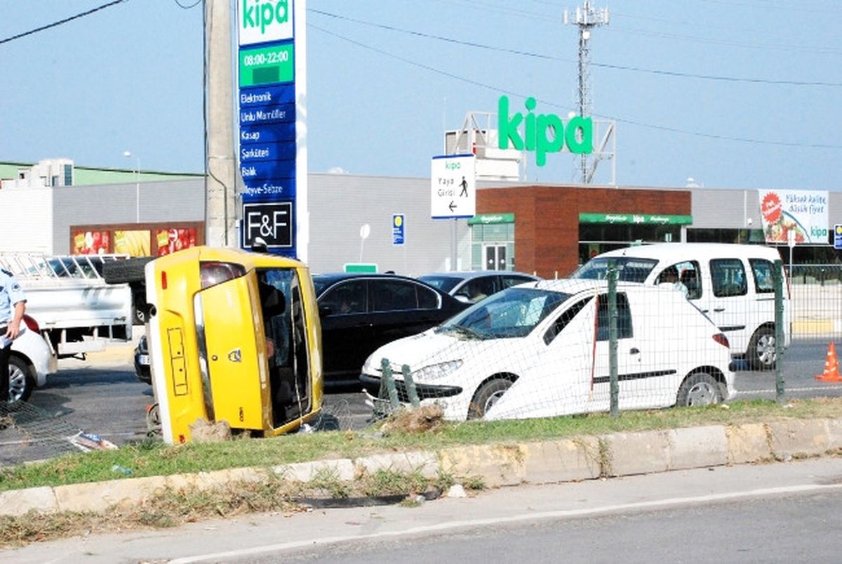 Kırmızı Işıkta Bekleyen Aracın Üstüne Çıktı