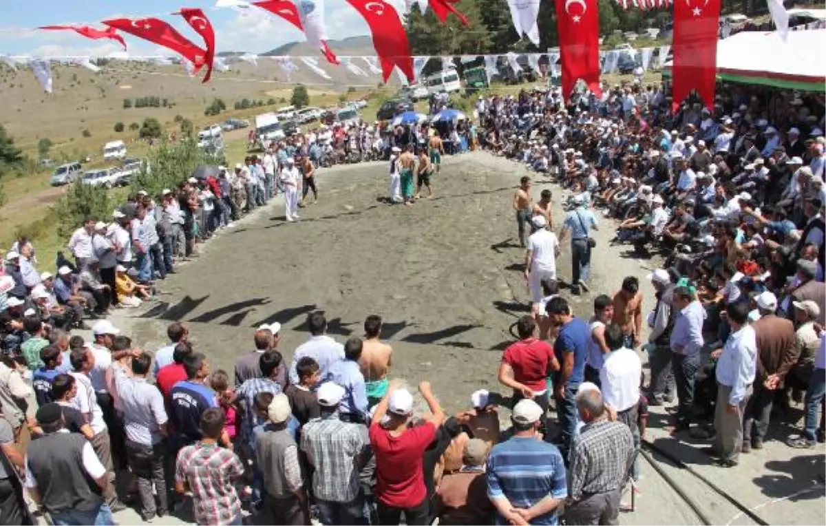 Kumda Güreştiler, İtfaiye Aracında Temizlendiler