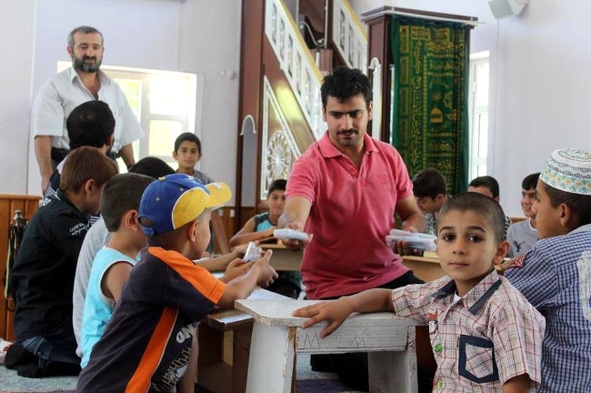 Kuran Kursu Öğrencilerine Kırtasiye Malzemesi Dağıtıldı
