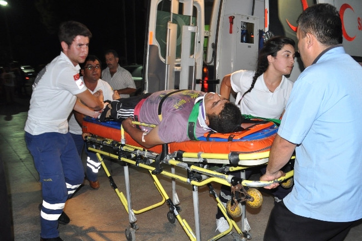 Motosikletle Otomobil Çarpıştı: 2 Yaralı