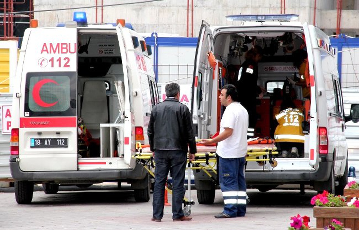 Park Halindeki Tır\'a Otomobil Çarptı: 1 Ölü, 3 Yaralı