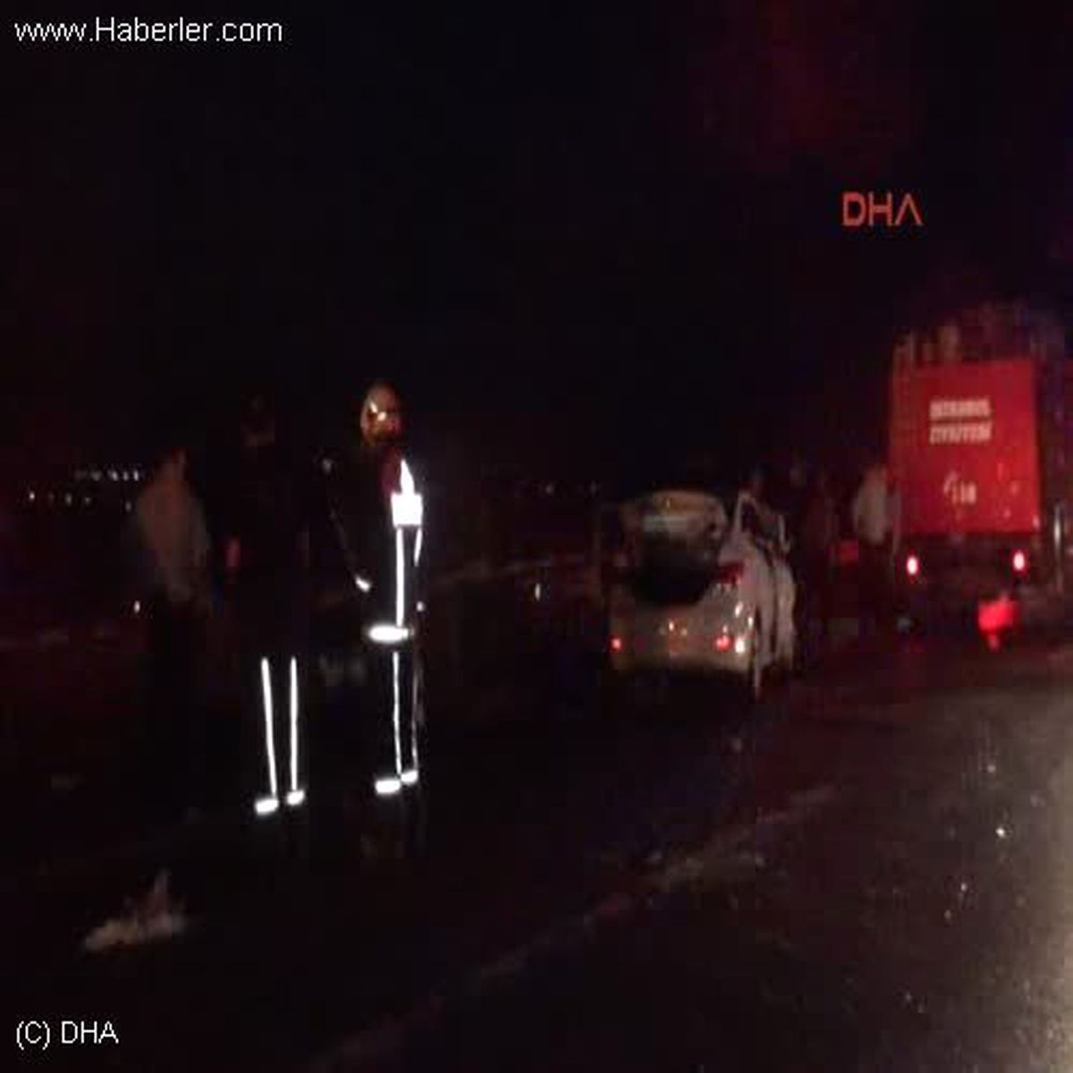 * Silivri\'de İki Araç Kafa Kafaya Çarpıştı. Kazada 1 Kişi Hayatını Kaybedereken, 4 Kişi Yaralandı.