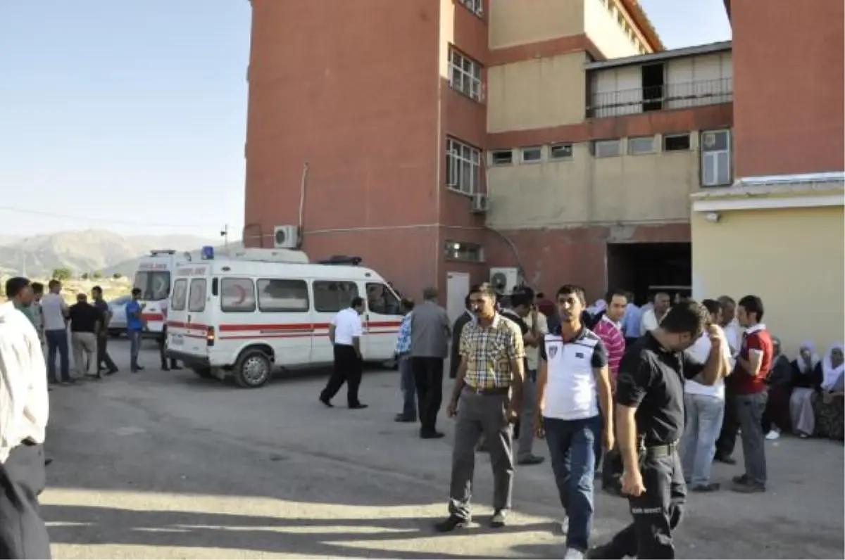 Tatvan\'da Otomobil Takla Attı: 2 Ölü, 3 Yaralı