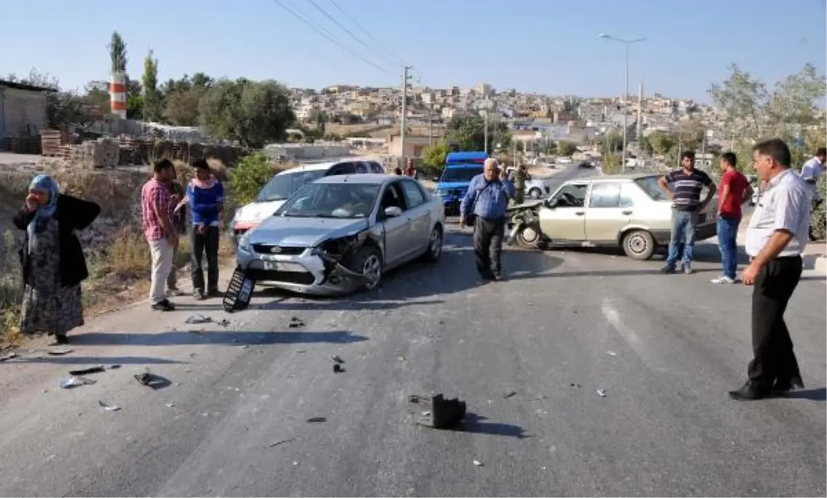 Ters Yöne Giren Otomobil 2 Araca Çarptı: 2 Yaralı