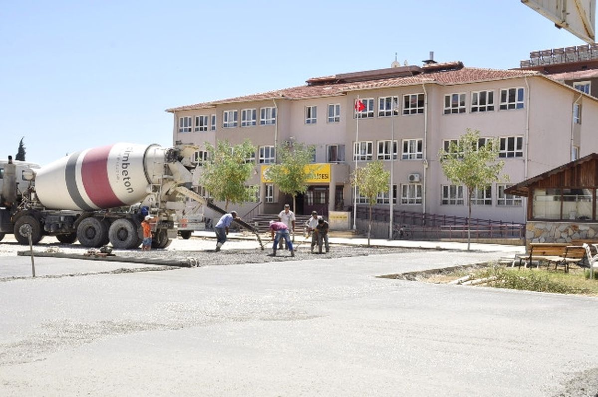 Torbalı Ticaret Meslek\'in Bahçesine Nihayet Beton Dökülüyor