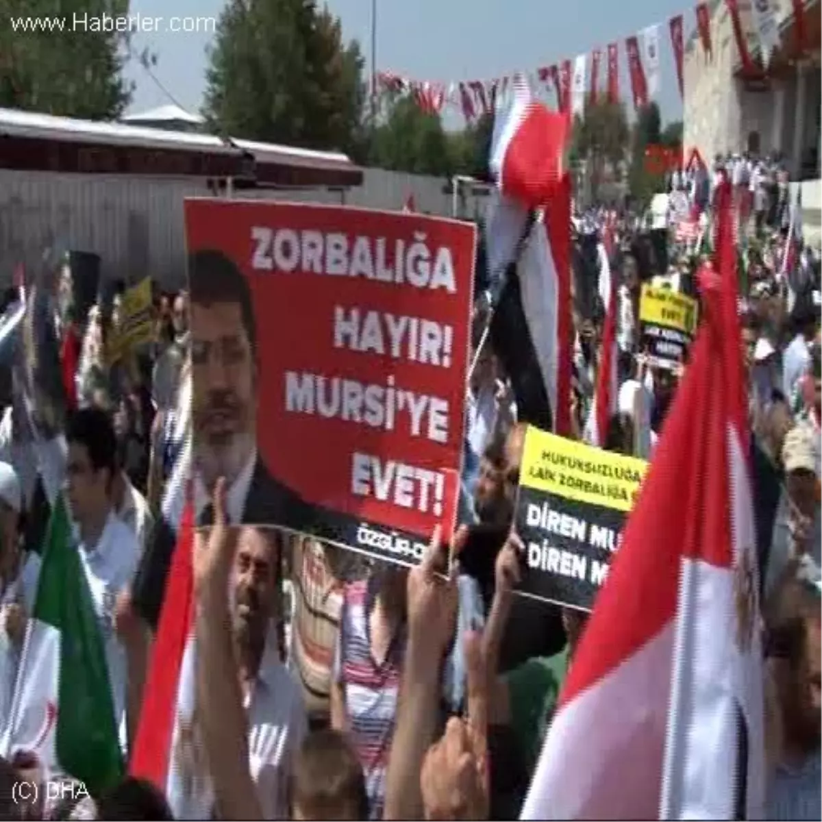 Adeviyye İçin Fatih Camii Avlusunda Mısır Protestosu