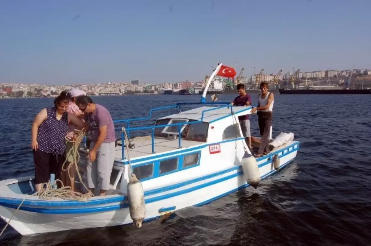 Bandırma\'da 8 Kişinin Bulunduğu Tekne Batma Tehlikesi Geçirdi