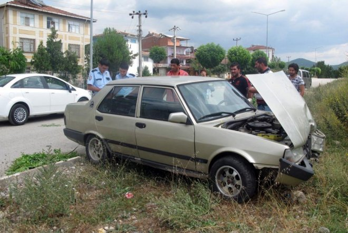 Bayramiç\'te Otomobil Ağaca Çarptı: 1 Yaralı