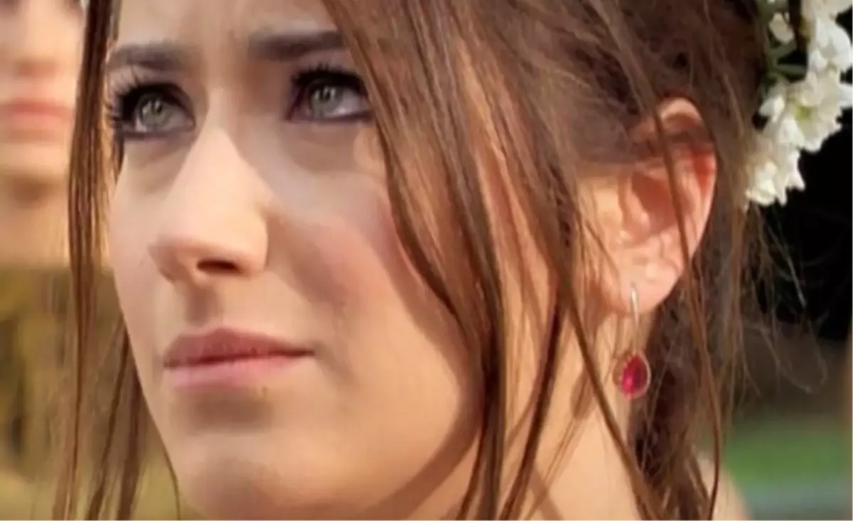 Hazal Kaya Yeni Dizisi A.ş.k.\'la Twitter\'ı Salladı