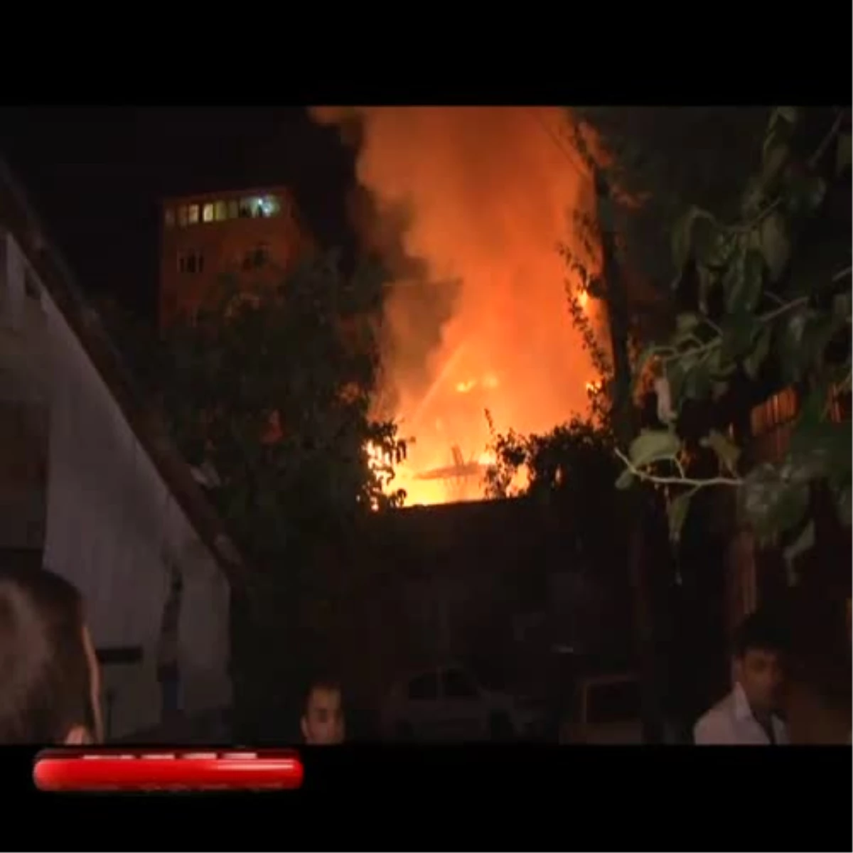 İstanbul-Sarıyer\'de 3 Gecekondu Yandı