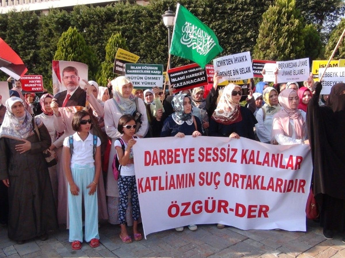 İztok, Mısır\'daki \'Darbe\' Vahşetini Protesto Etti