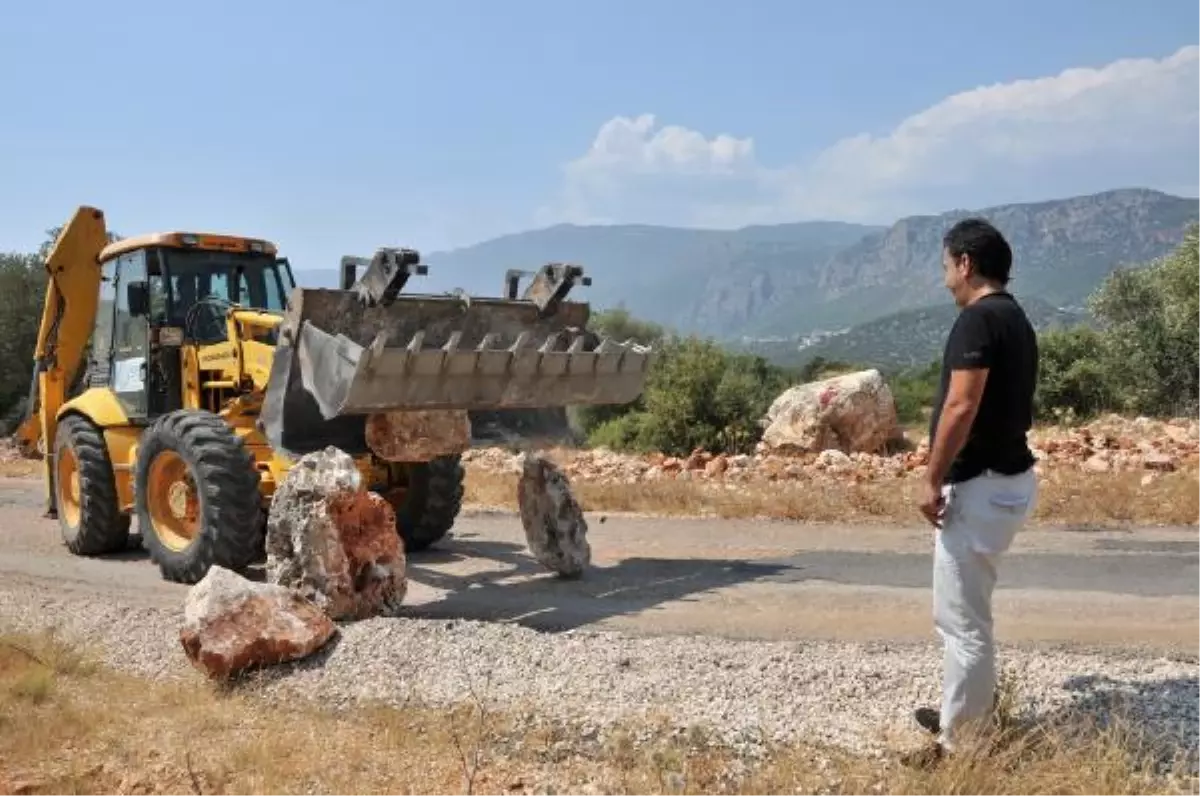 Kamulaştırma Yapılmayınca Köy Yolunu Kapattılar