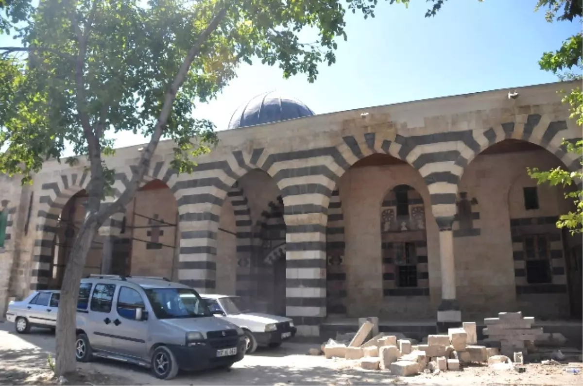 Karatarla Camii Onarılmayı Bekliyor