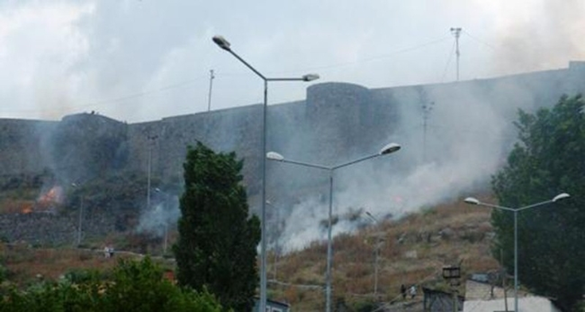 Kars\'ta Kimliği Belirsiz Kişiler Kalenin Etrafındaki Otları Ateşe Verdi