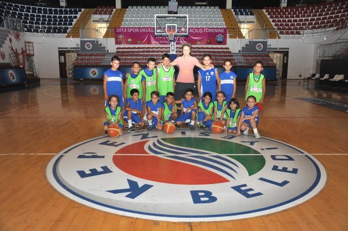 Kepez Belediyesi Yaz Spor Okulu\'nda Eğitimler Devam Ediyor