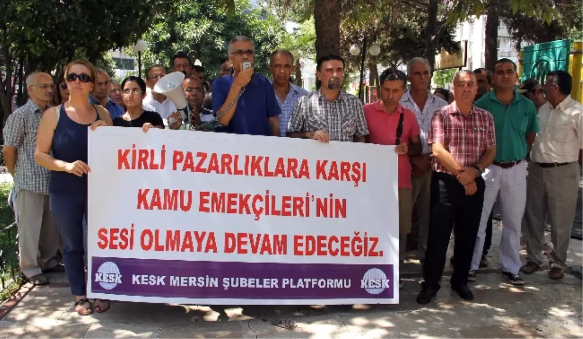 Kesk Üyeleri Tis\'i Protesto Etti