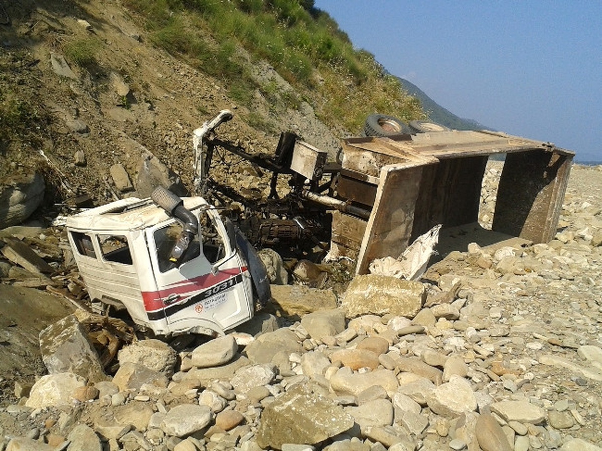 Malzeme Yüklü Kamyon Uçuruma Yuvarlandı: 1 Ölü