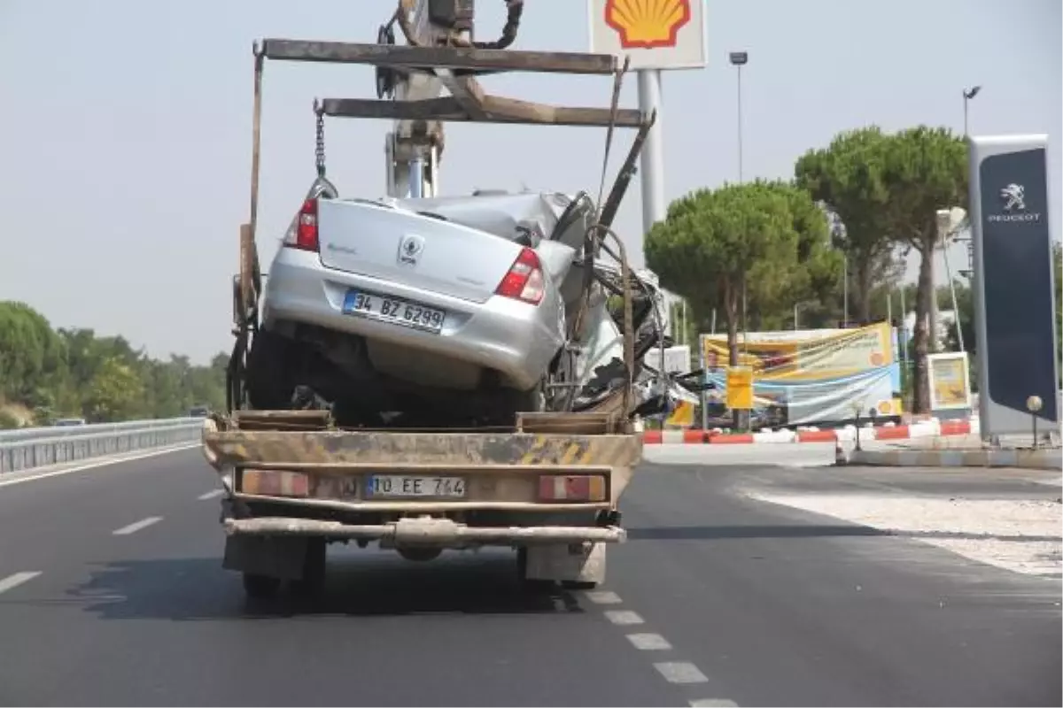 Otomobil Tır\'ın Altına Girdi: 3 Ölü, 3 Yaralı