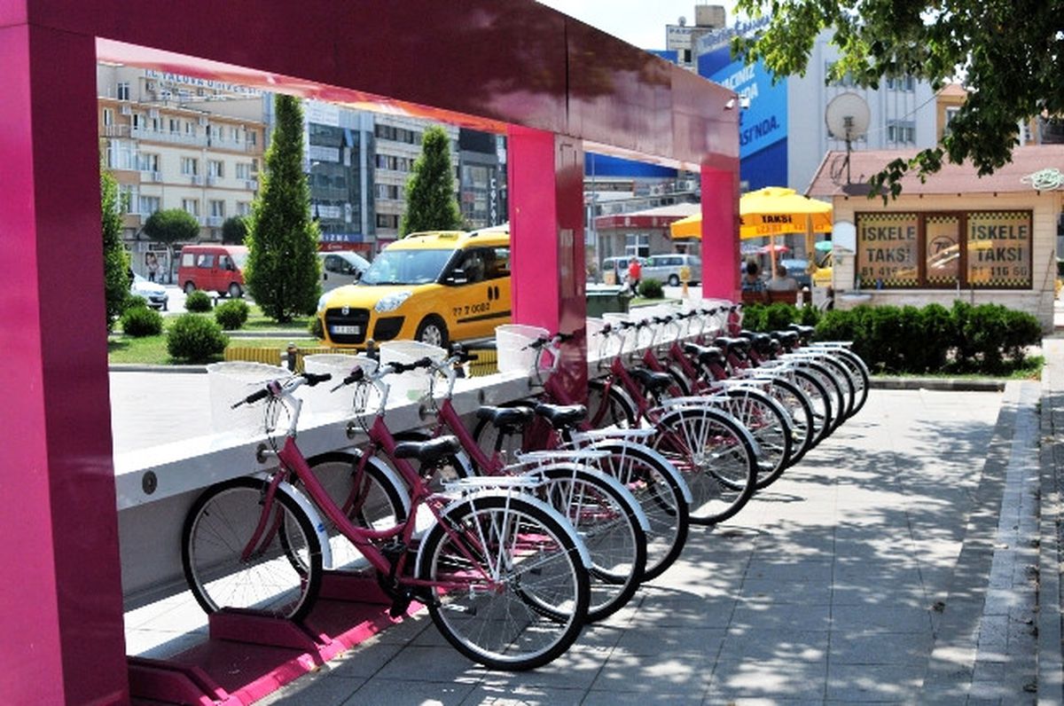Yalova\'da Akıllı Bisikletleri ve Durakları Kırdılar