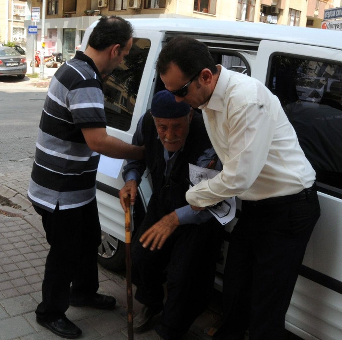 Yaşlı Adamı Yardım Etme Bahanesiyle Dolandırdı