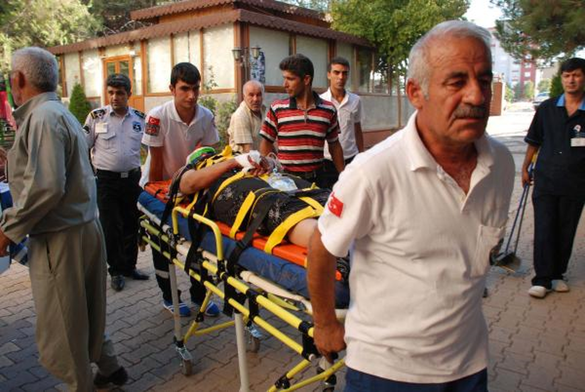 Adıyaman\'da Motosiklet Devrildi: 2 Yaralı