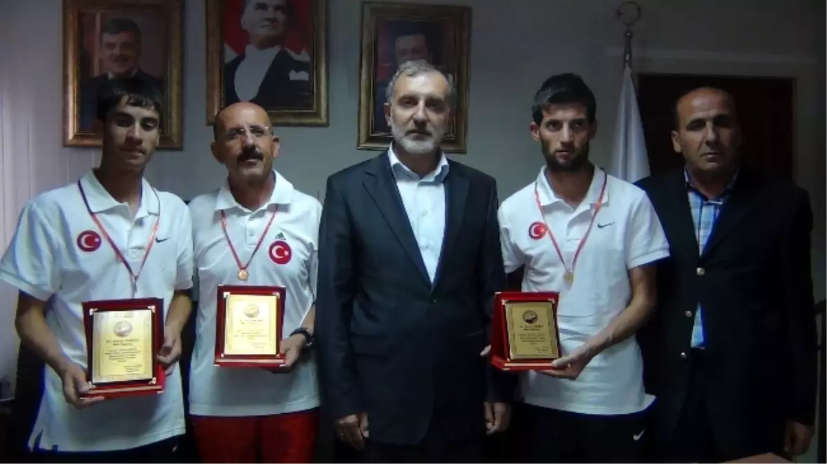 Başkan Arapoğlu Şampiyon Atletleri Ödüllendirdi