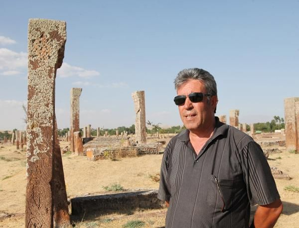 Bitlis Ahlat Mezar Taşları Yeniden Ayağa Kaldırılıyor